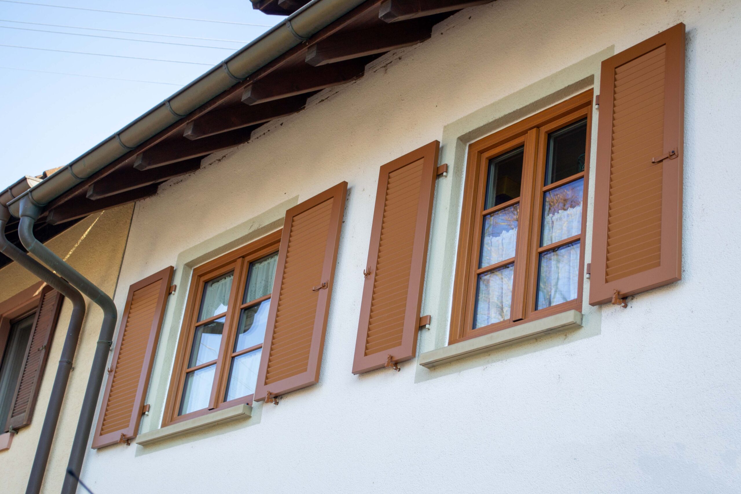 01 Kunststoffalufenster Ansicht Aussen Klappladen Geoeffnet Wue Scaled