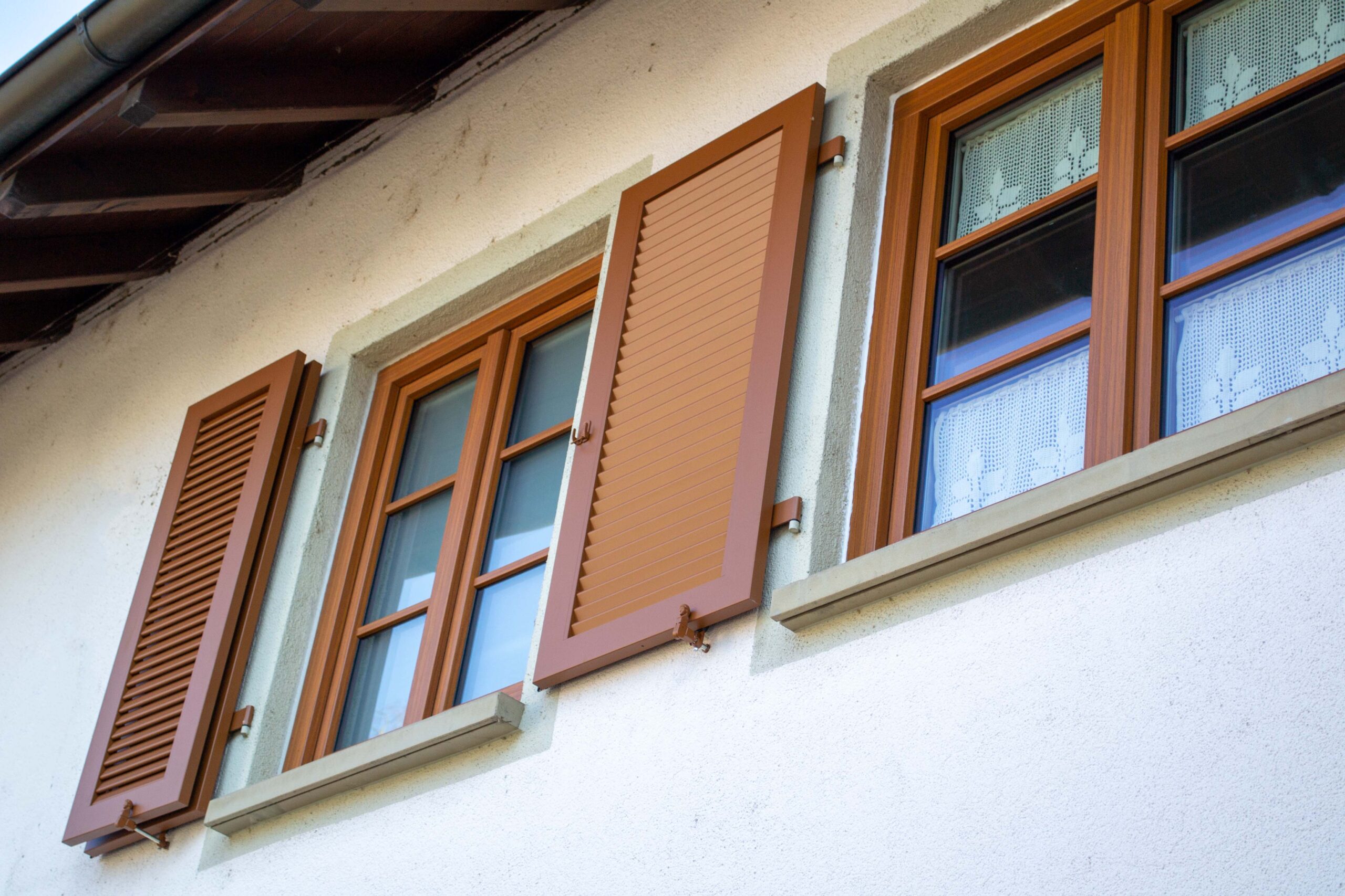 03 Kunststoffalufenster Ansicht Aussen Klappladen Geoeffnet Wue Scaled