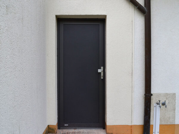 Nebeneingangstüren von SBB Schäfer