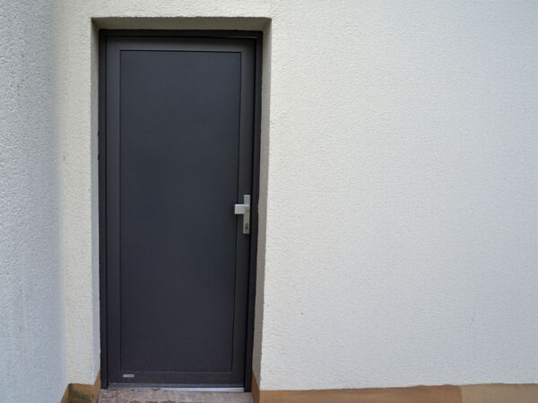 Nebeneingangstüren von SBB Schäfer