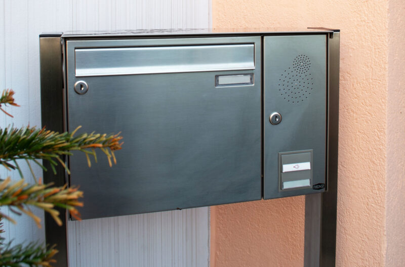 Freistehender Briefkasten