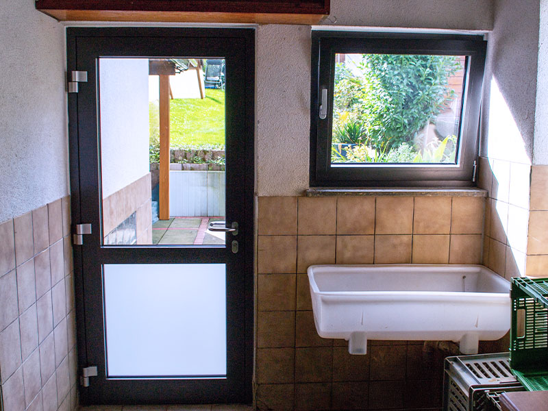 Nebeneingangstür von SBB Schäfer