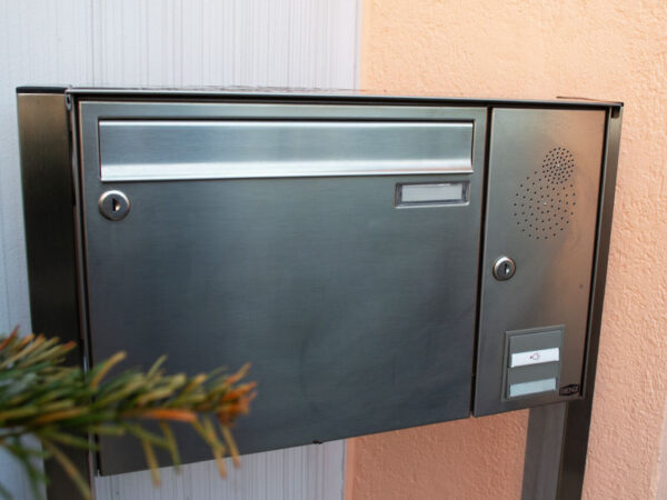 Freistehender Briefkasten von SBB Schäfer